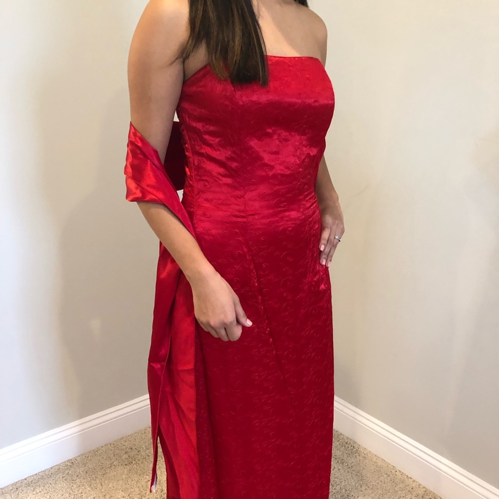 Red gown - Picture 6 of 7